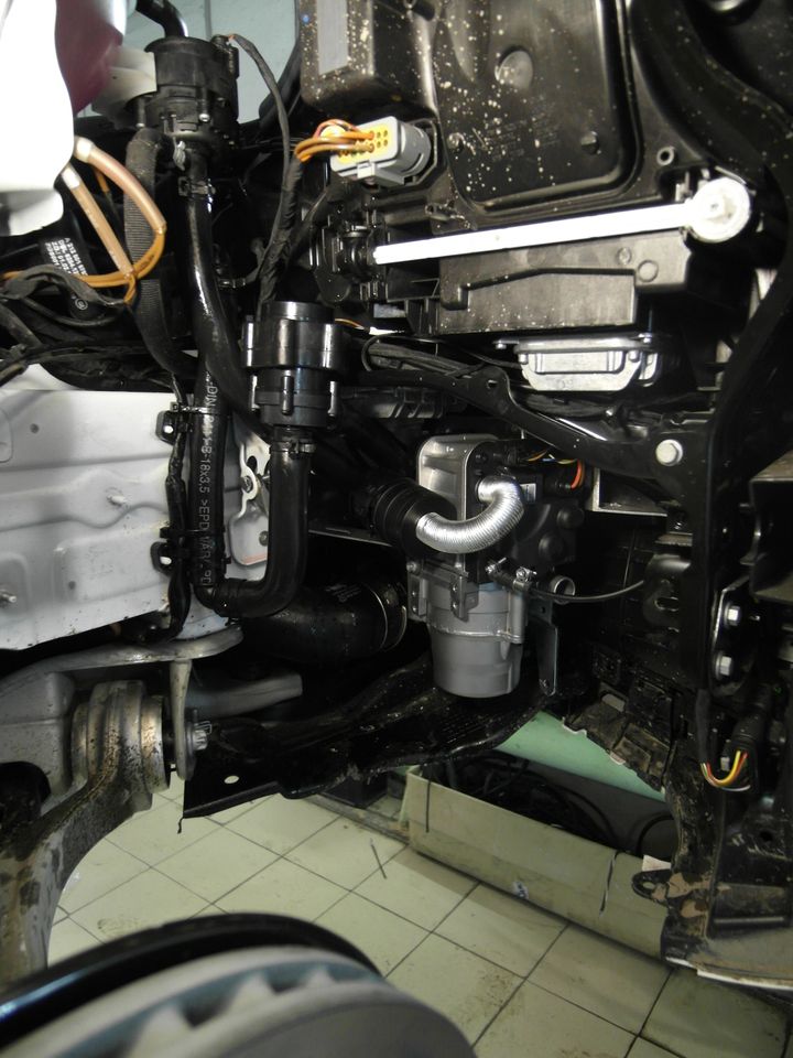 Рабочий модуль подогревателя Webasto Thermo Top Evo под бампером Mercedes Benz E200