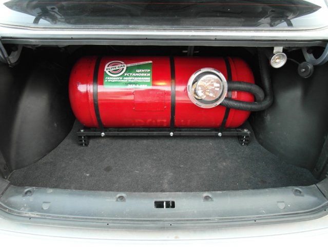 установка газа на ZAZ Chance, багажник с цилиндрическим газовым баллоном 80 л
