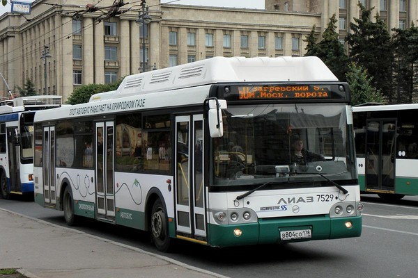 метановый автобус ЛиАЗ на улицах Санкт-Петербурга