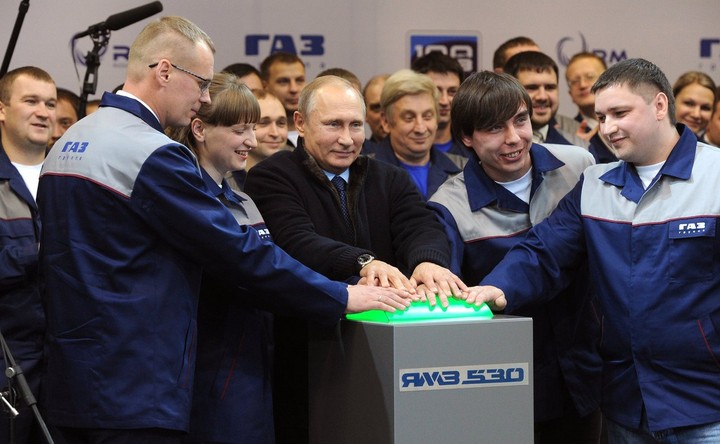 Владимир Путин и сотрудники ЯМЗ запускают в производство газовый двигатель ЯМЗ-530