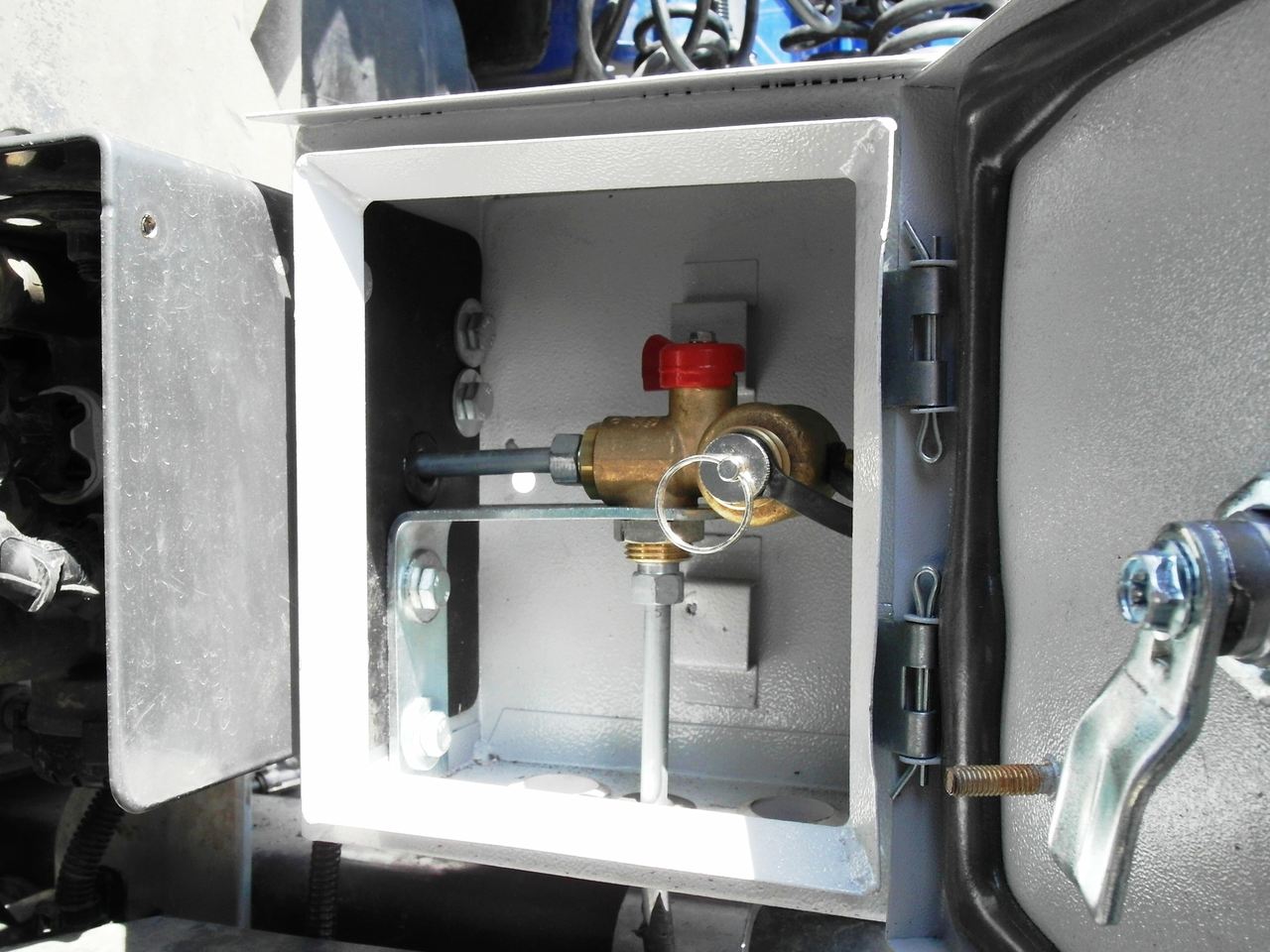 заправочное устройство метан Emer VALC451 в отдельном шкафчике