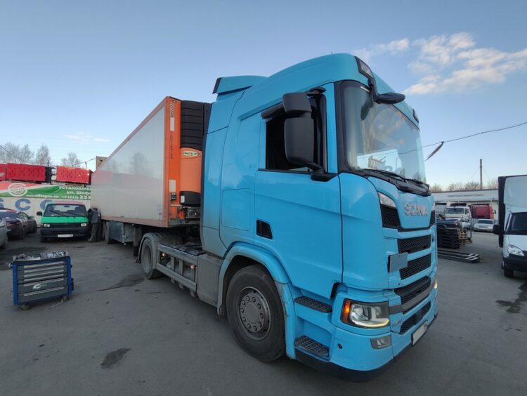 установка метановых баллонов на полуприцем Шмитц в сцепке со Сканией R410