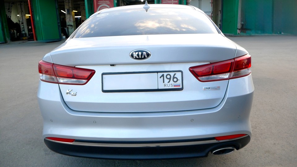 Kia K5 из Кореи, вид сзади